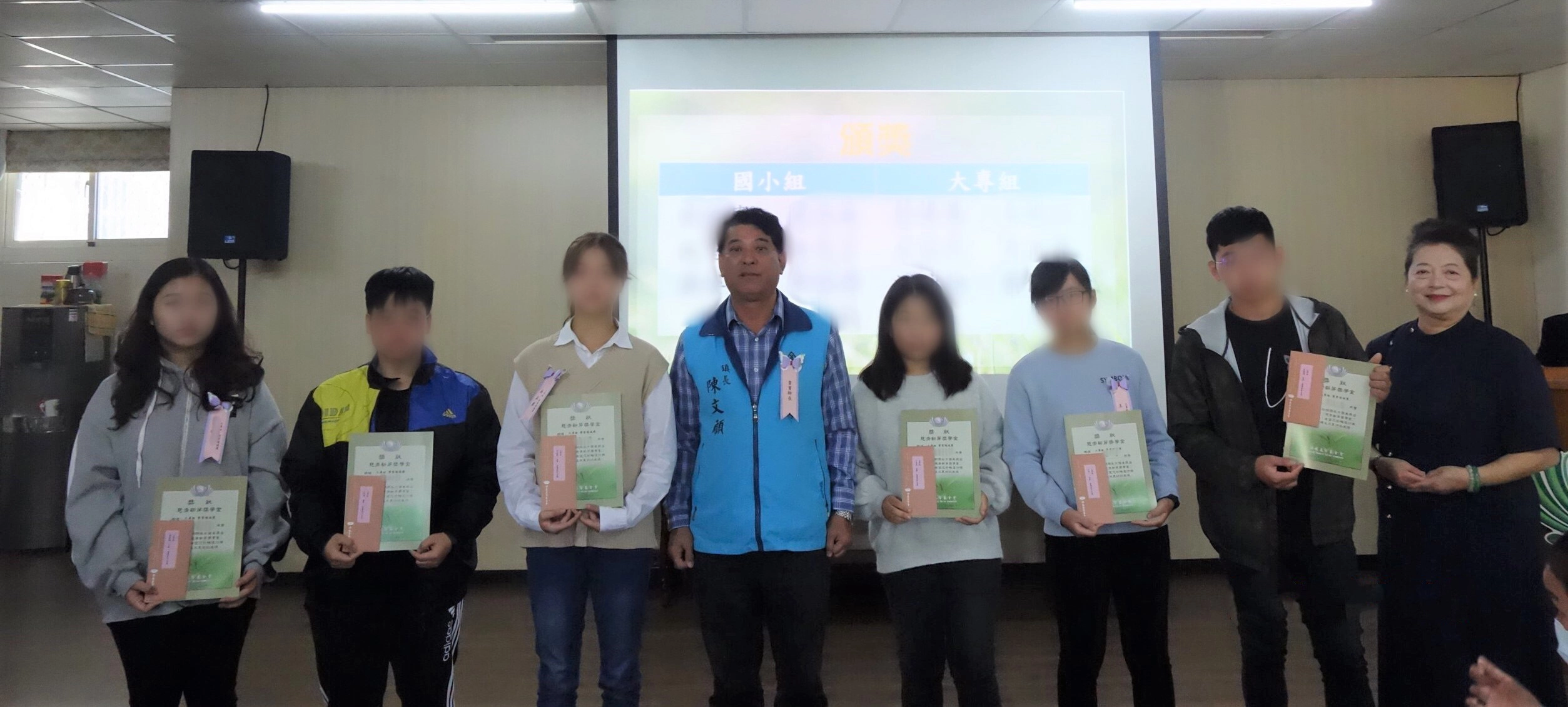 金門慈濟10月25日舉辦新芽獎學金頒獎典禮，金湖鎮鎮長陳文顧出席頒獎。