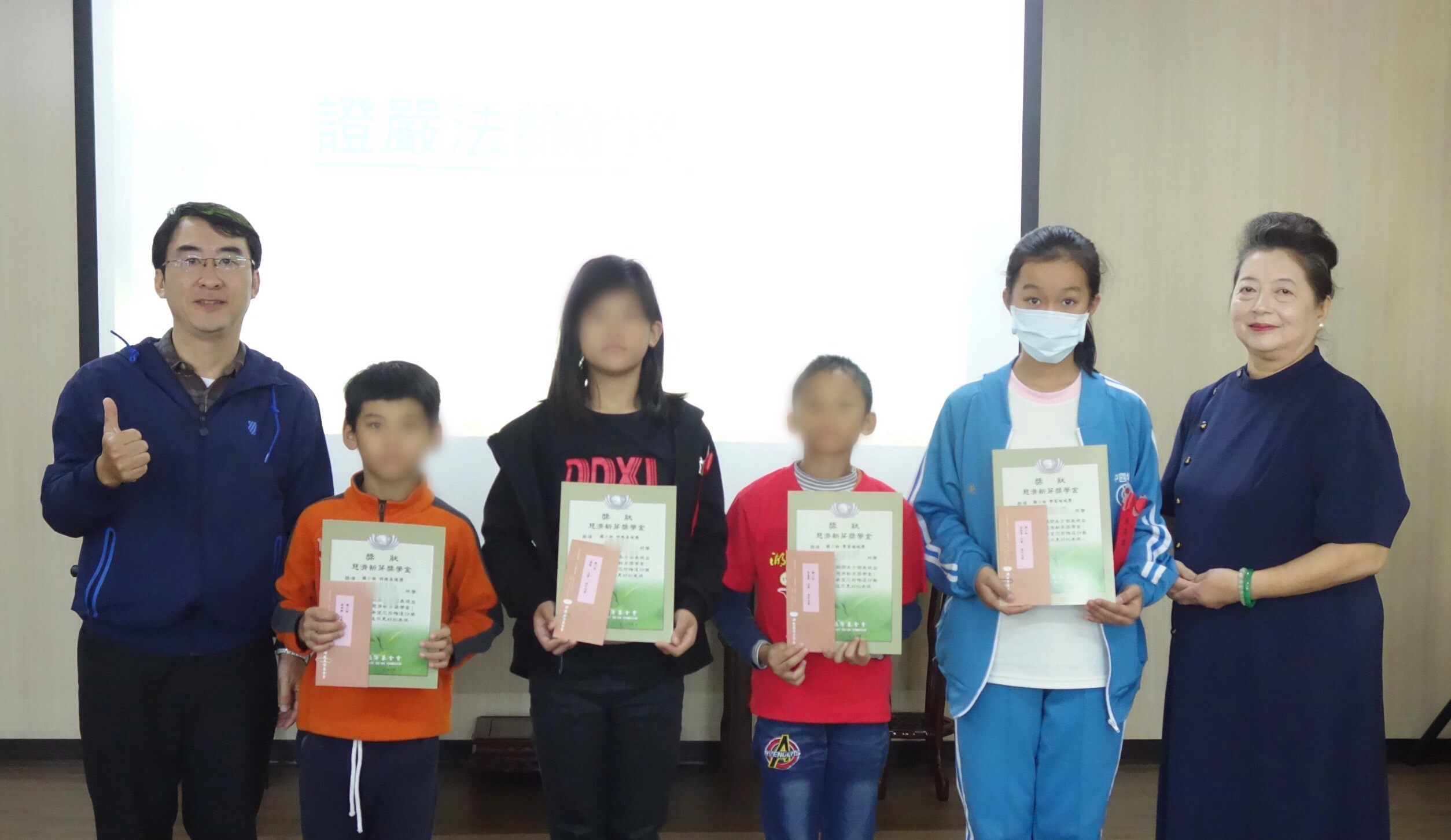 慈濟金門舉辦新芽獎學金頒獎典禮，賢庵國小校長楊肅健出席頒獎。