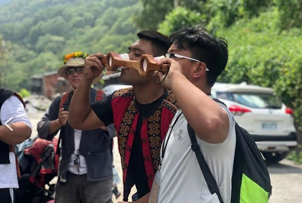團隊示範連杯敬酒，教導大家認識排灣族特殊的生活器物。