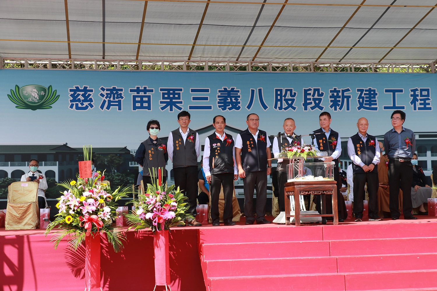 苗栗縣長徐耀昌（右四）與地方民代共同參與慈濟三義園區動土盛會。