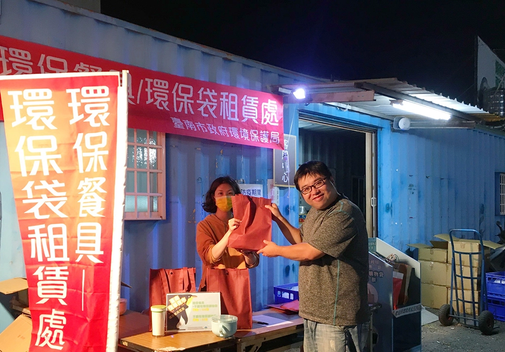 租借環保餐具的部份，消費者只需付押金200元，就可借得包含碗、杯、湯匙、筷子以及提袋等一整套餐具組。