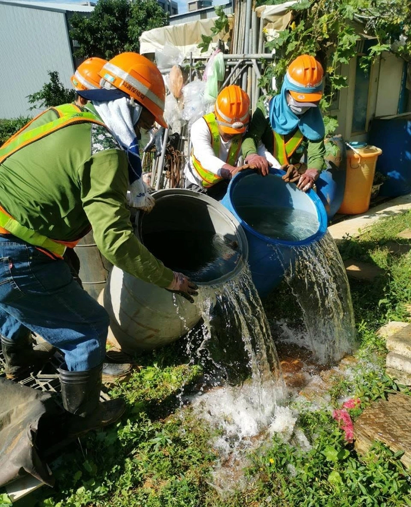 新北市環保局於林口區菜園進行孳生源清除工作。