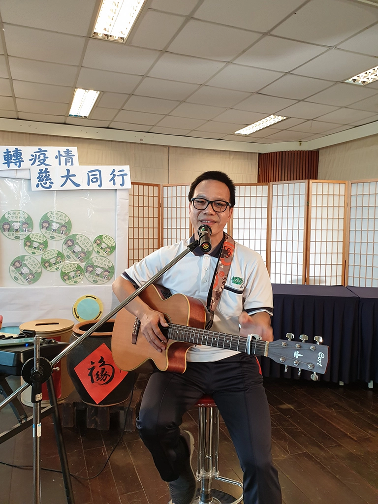 慈大同仁黃黎明，他也是一名創作歌手，在疫情期間有感而發創作了幾首歌，今天在「扭轉疫情，慈大同行」現場演唱「蔬食翻轉新生命」、「甲菜」等。