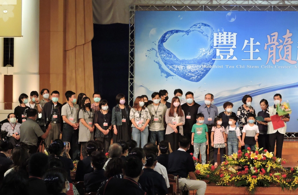 公開場其中一位受贈者，因為接受移植拾回家庭溫馨，整個家族出動34人，包了一部遊覽車來感謝捐贈者的救命之恩。