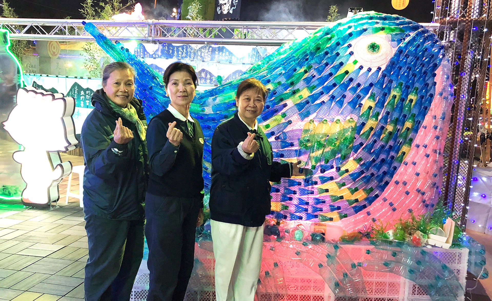 擅長行政規劃的合心 吳麗華師姊(圖中)，回憶起2019年底參加燈會前，台中團隊既無經驗、無預算，又正值歲末祝福與農曆年即將到來最忙的時候，所幸團隊合和互協，從無到有難行能行、如期展出完美呈現。