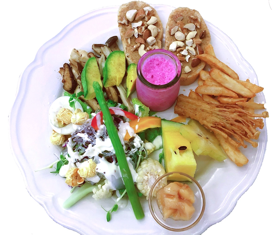 蔬食的內容要從喜歡的食材開始，用「取代」的方式把肉類換掉，像把三明治的鮪魚換成蔬果、再搭配堅果、菇類。