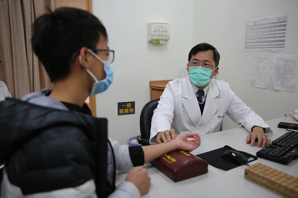 花蓮慈濟醫院中醫部兒科主任楊成湛醫師表示，中醫轉骨的主要課題並非只吃補藥，而是「基本功」的養成。