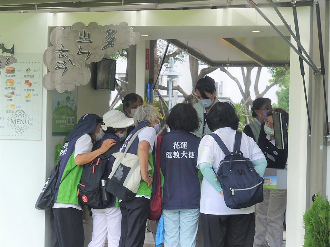 花蓮縣環境教育大使認真觀摩、吸取資訊。(圖為慈濟基金會提供)