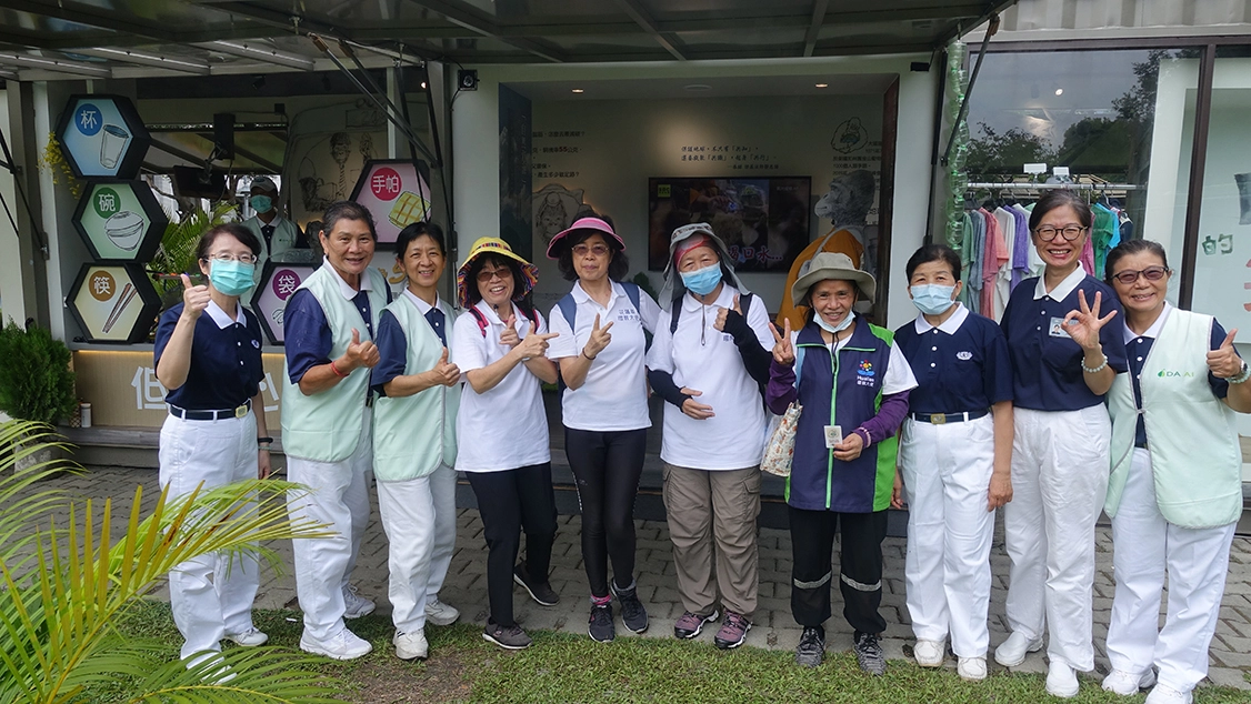 參訪「行動環保教育車」，每個人領到一張KoKo卡，一關關闖關。環教大使陳昭儀(左五)、陳昭聲(左四)覺得收穫很大。(圖為慈濟基金會提供)
