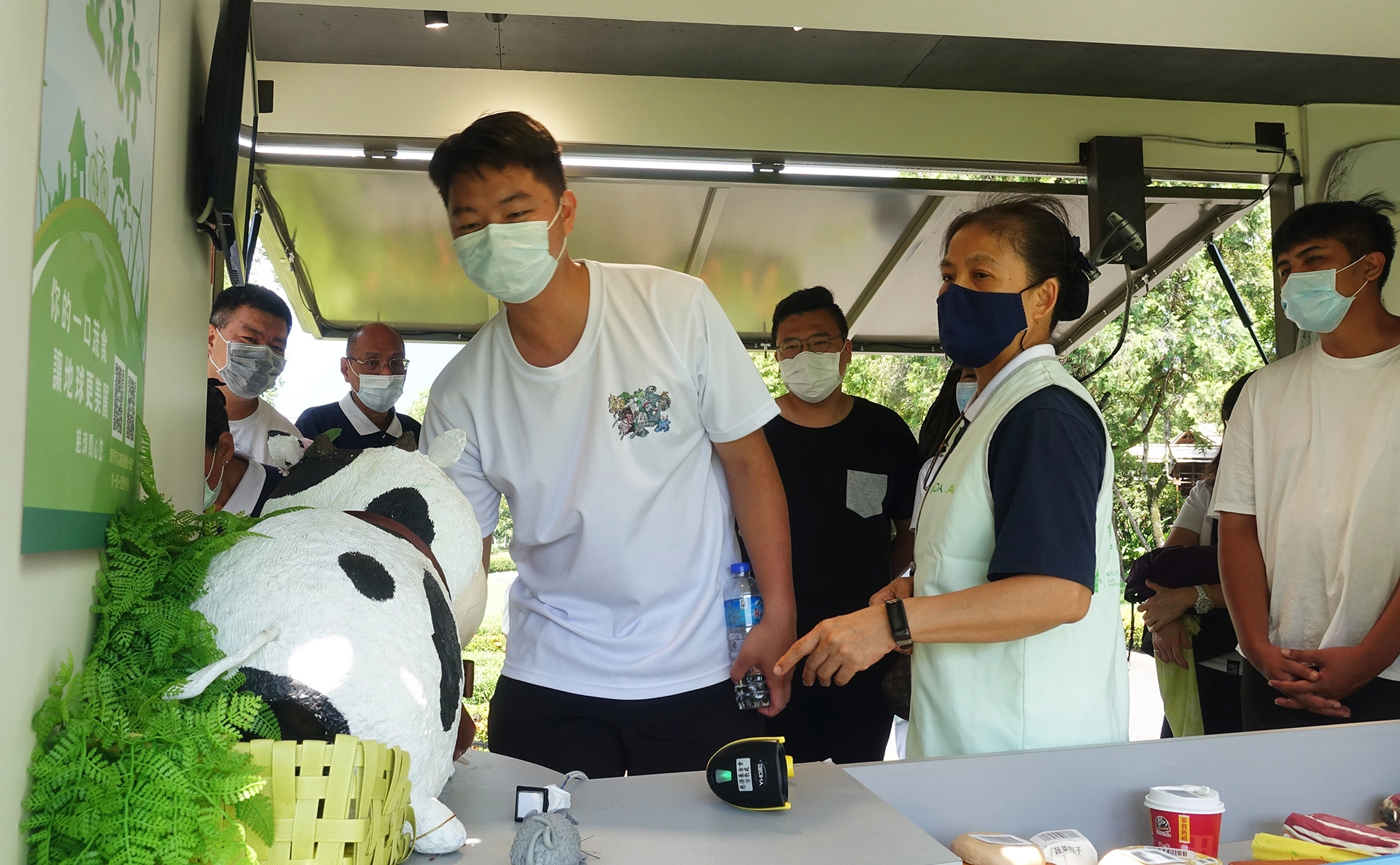 慈濟「行動環保教育車」上體驗畜牧業所產生的碳足跡。