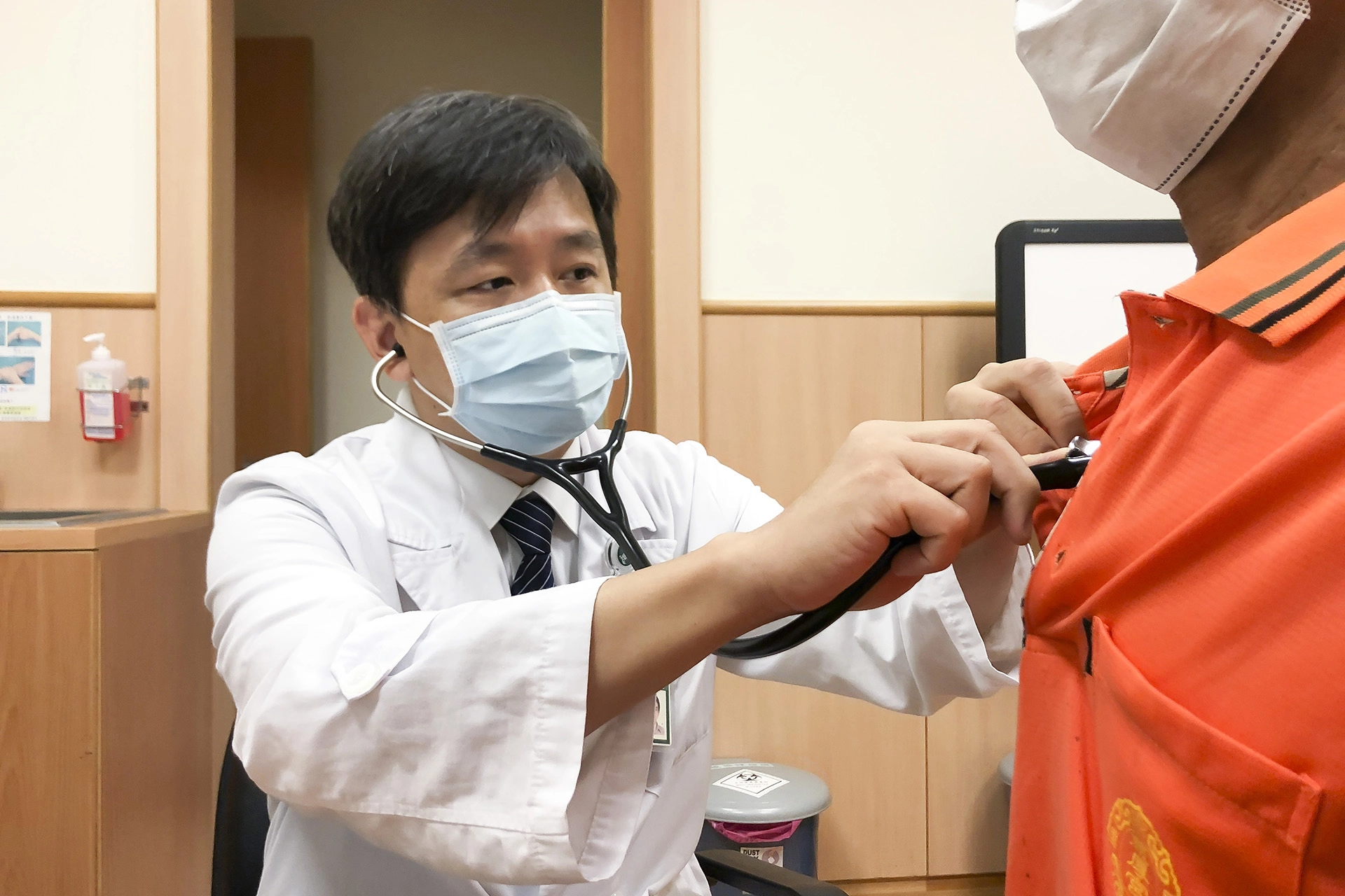 陳立修醫師透過聽診器檢查病人呼吸狀況。