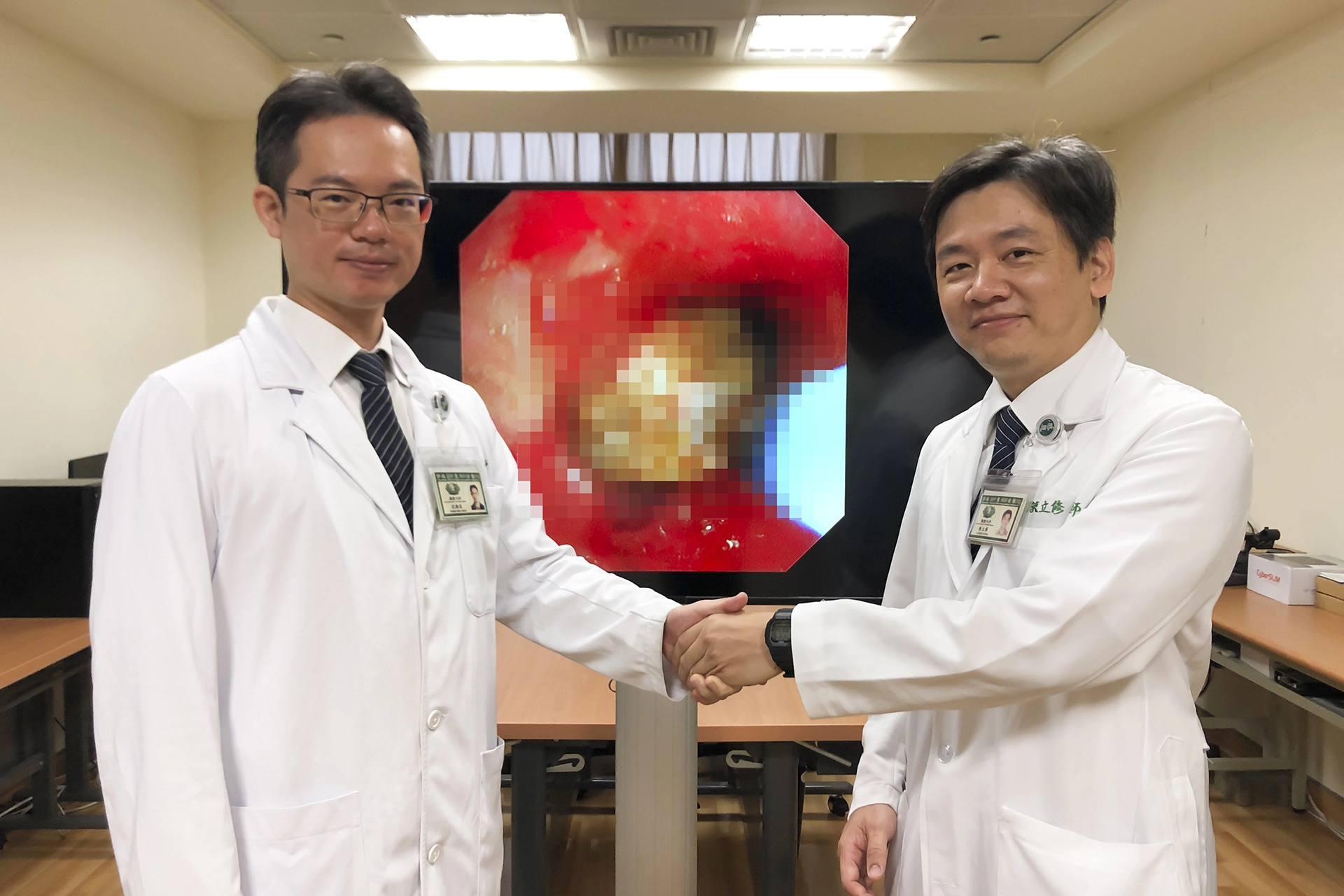 臺中慈濟醫院胸腔內科醫師沈煥庭(左)和陳立修(右)攜手解決病人半年咳血問題。