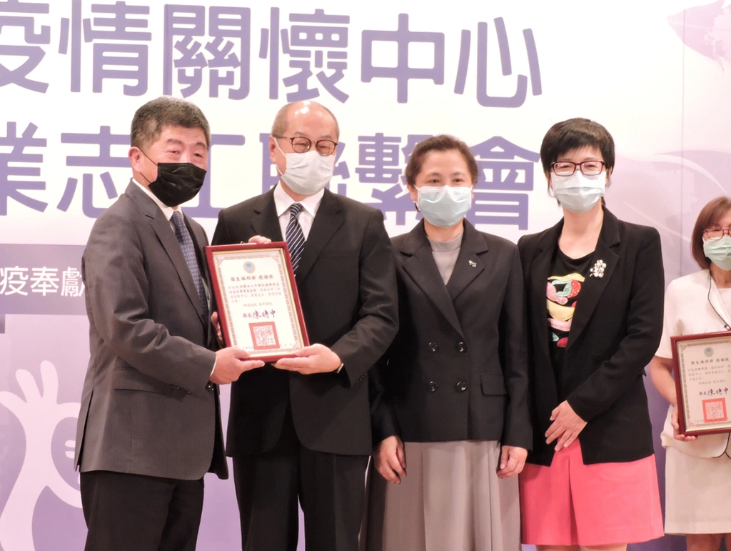 在配合政府落實防疫工作的團隊裡，「慈濟一直都在」展現守護臺灣的行動力，為社會祥和踏實付出。