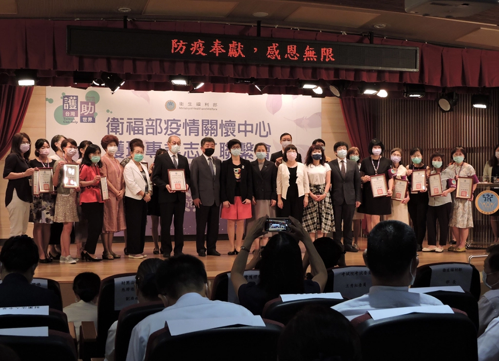 這群幕後英雄投入防疫志願工作，同時提醒民眾持續配合政府居家檢疫措施及防疫新生活。