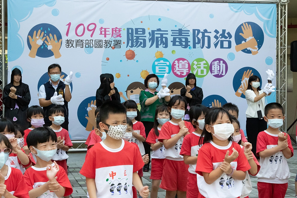 國教署王主任秘書鳳鶯至台中市西區中正國小主持腸病毒防治洗手宣導活動。