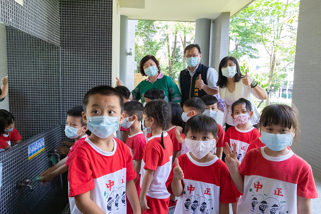 國教署王主任秘書鳳鶯至台中市西區中正國小主持腸病毒防治洗手宣導活動。