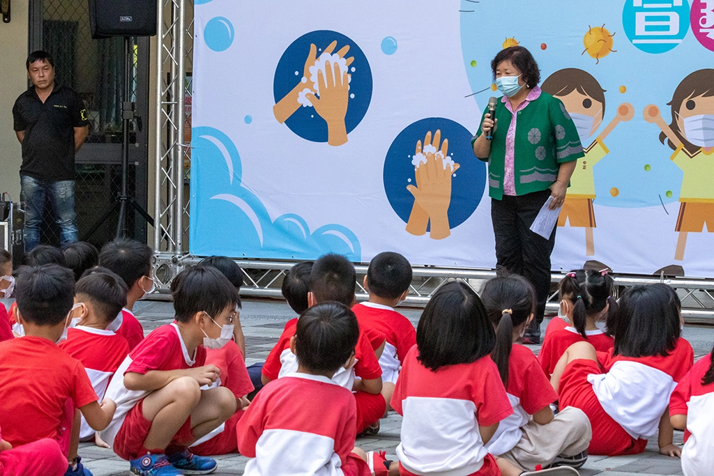 國教署王主任秘書鳳鶯至台中市西區中正國小主持腸病毒防治洗手宣導活動。