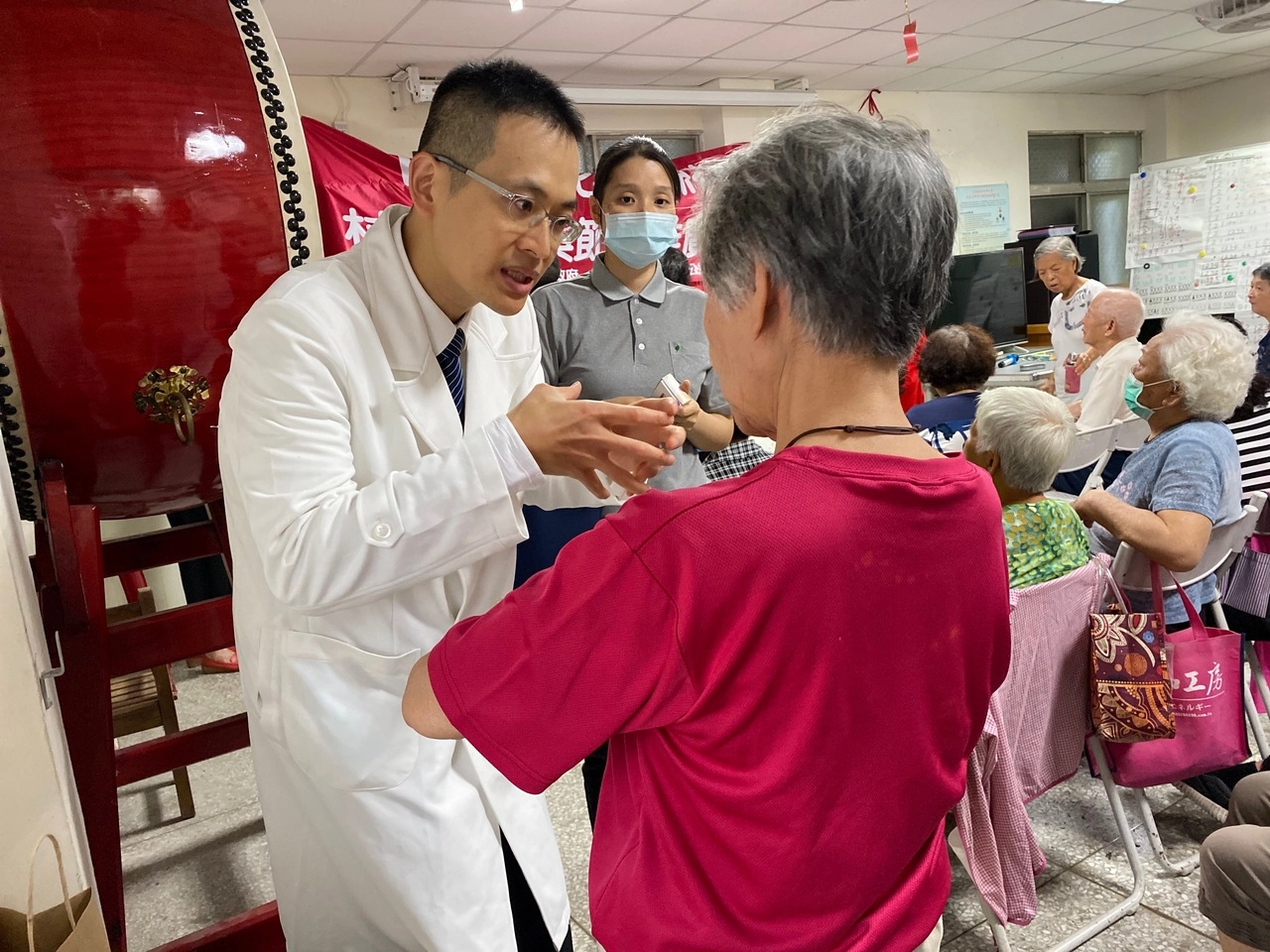 張群明醫師向民眾解說乳癌的治療