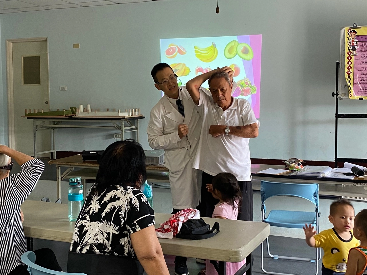 張群明醫師向民眾解說如何乳房自我檢查