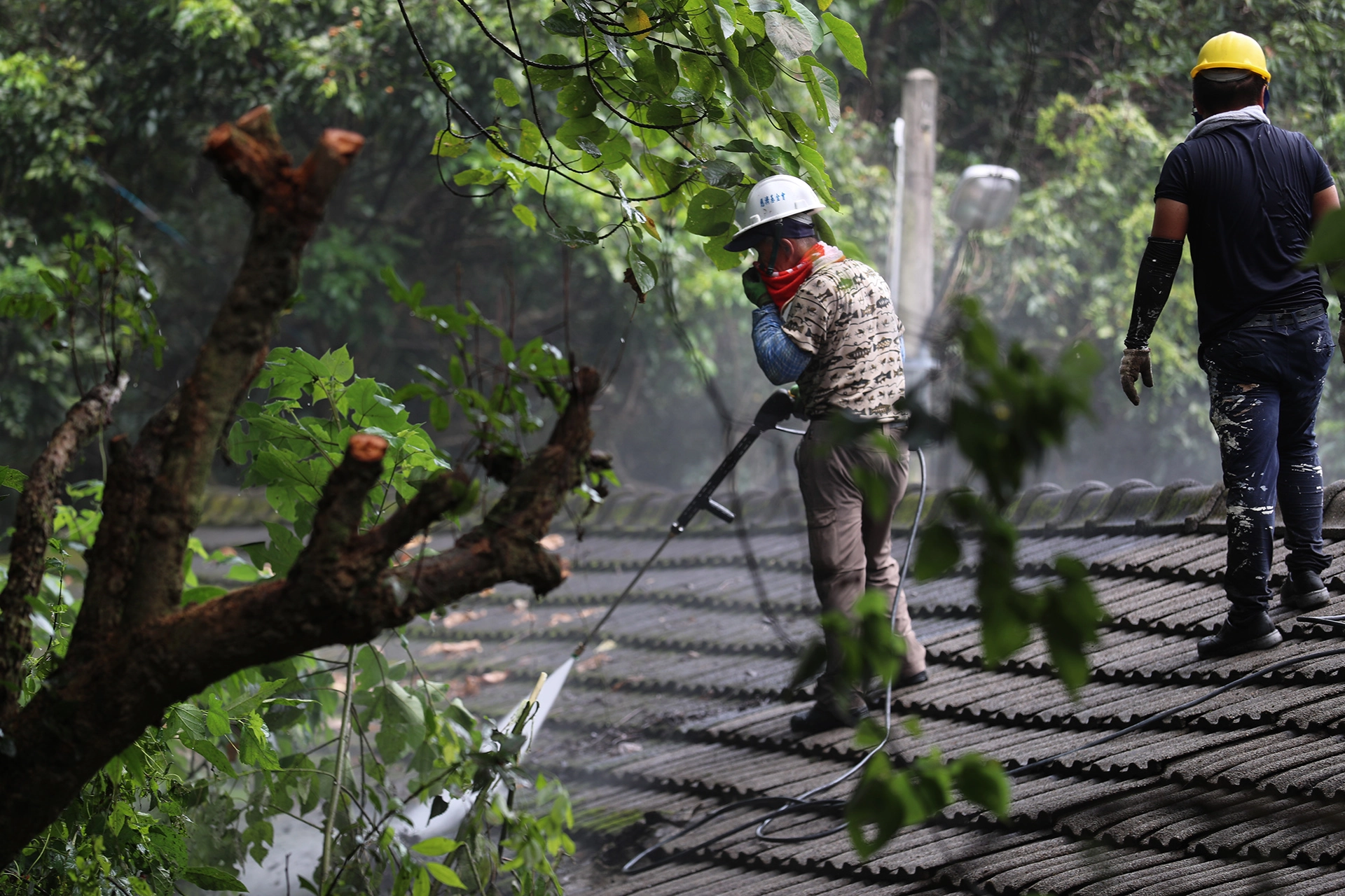 阿嬤在山上的家屋瓦布滿青苔、被樹枝打破，志工貼心地用高壓水柱清除青苔，將破損的屋瓦換新。