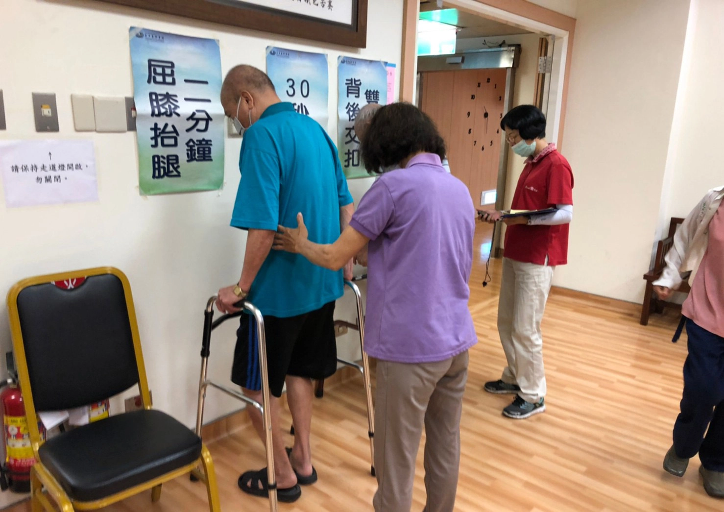 開學要先檢視長輩體適能狀態、認知功能、柔軟度、心肺功能、反應力及肌力等情況。