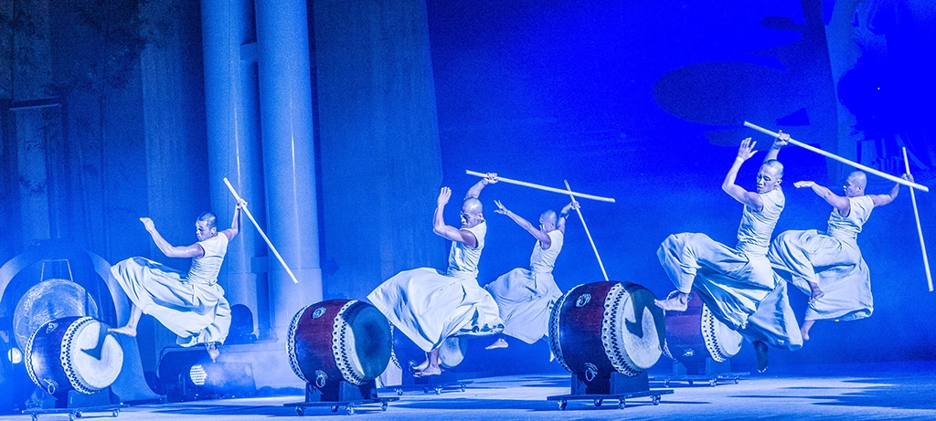 優人神鼓在高雄靜思堂鼓動祈福的共振力量。