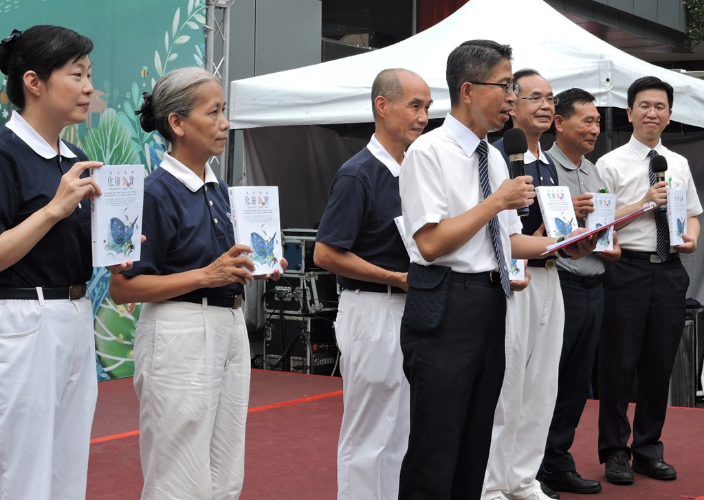慈濟志工將環保心得經驗集結成書《化廢為寶》，與眾分享更多延續物命的故事。