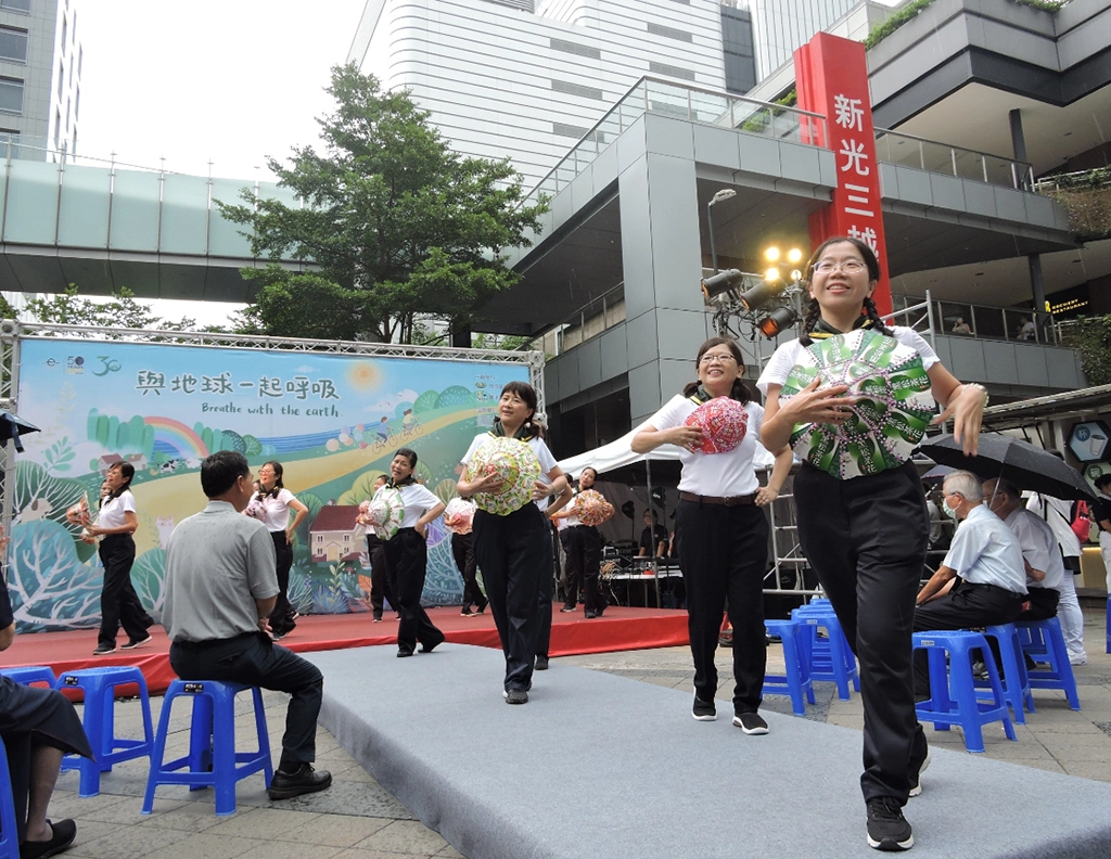 「化廢為寶」成為開展儀式中最令人眼睛為之一亮，慈濟志工將回收而來的利樂包鋁箔飲料，經巧手改造成為一頂頂繽紛遮陽帽。