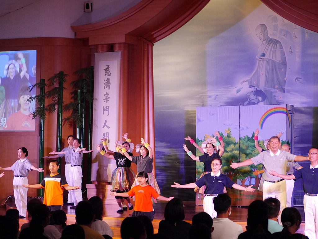 志工帶來活力帶動唱表演。
