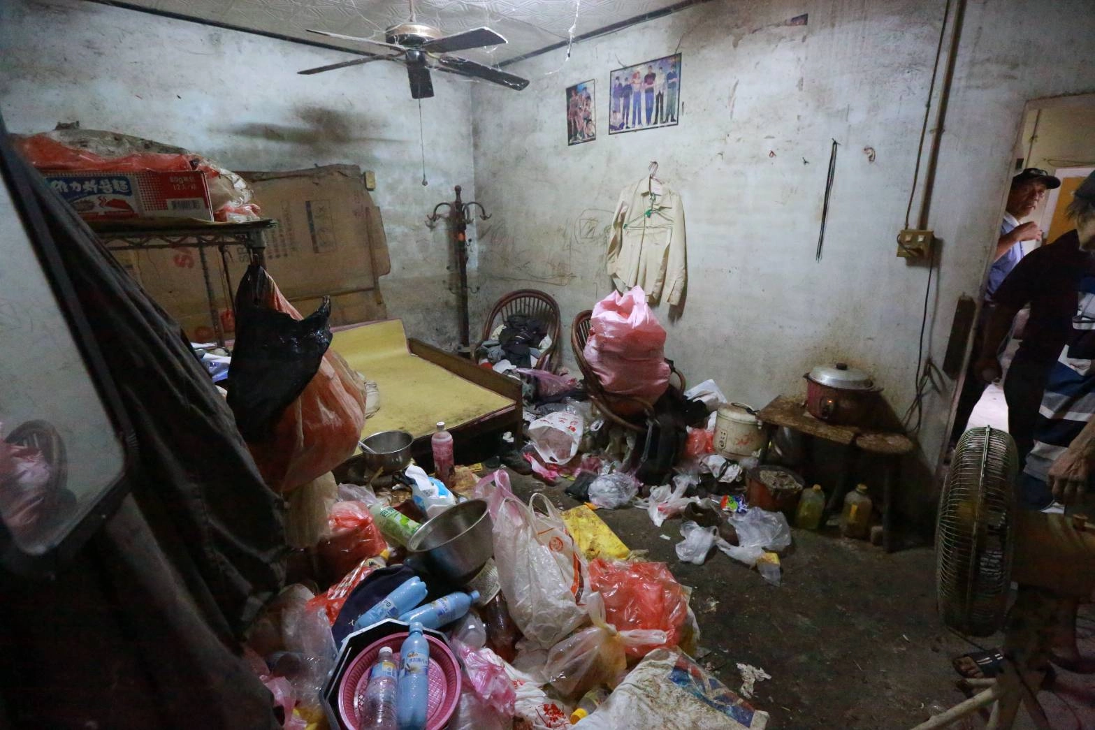 慈濟志工發現案家環境雜亂，擔心長輩居住環境。