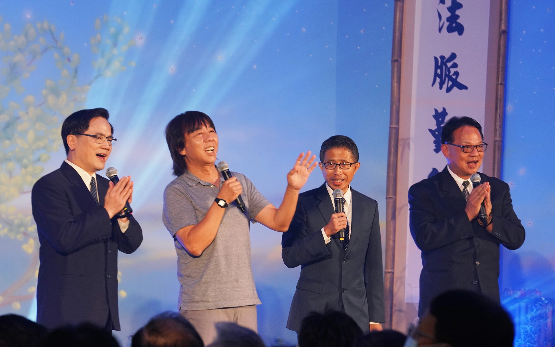 圖說：善化靜思堂9月13日歡喜熱鬧舉行「2020年大愛之友感恩音樂會」，臺南出身的花蓮慈濟醫院院長林欣榮(左)特別上台高歌一曲。