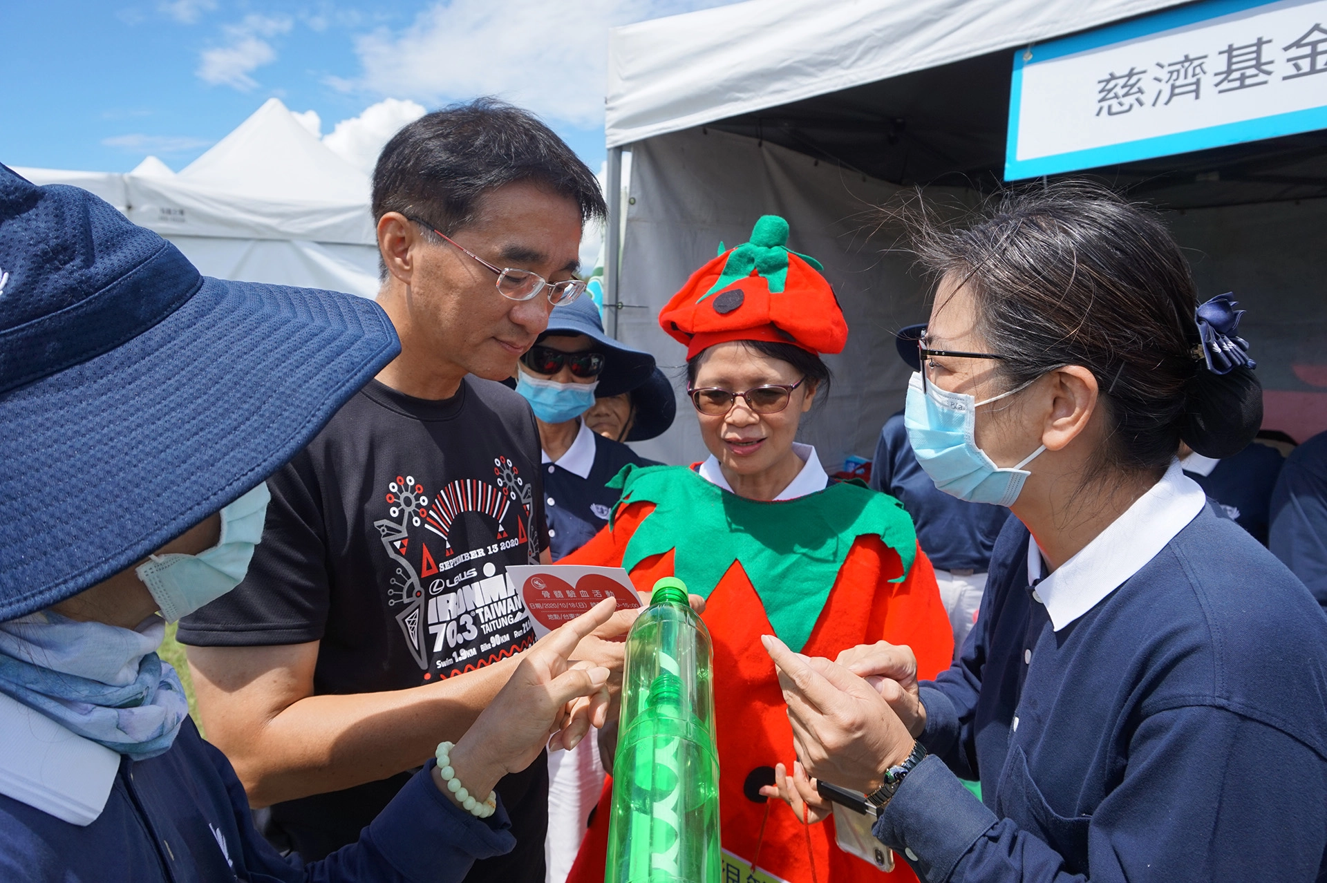 臺東縣交通及觀光發展處長余明勳，特別前往慈濟環保及蔬食宣導攤位感恩環保與蔬食宣導志工的投入。