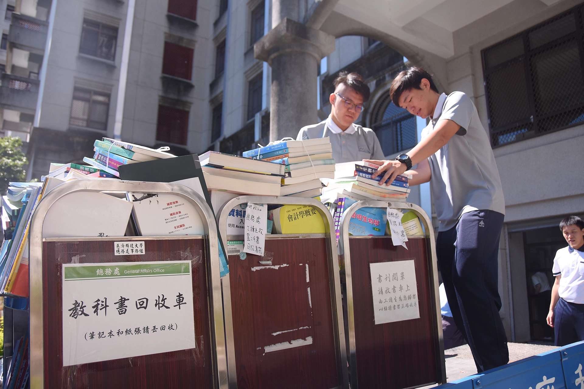 趁著暑假從宿舍搬運大量二手書。