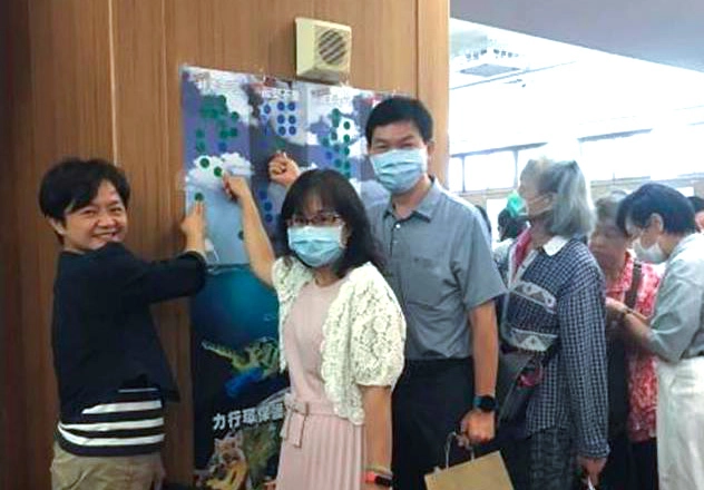 小市農市集讓大家體驗「無塑、無痕蔬食新生活」，現場排隊有一百六十多位排隊體驗 。