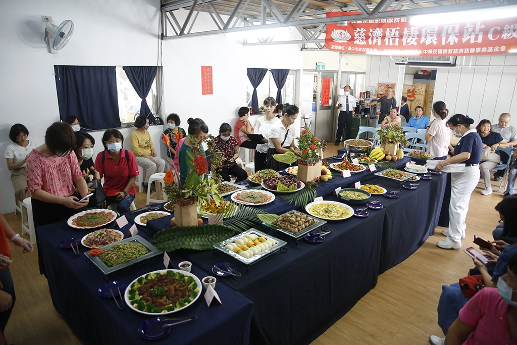 臺中慈濟梧棲環保站「一家之煮」蔬食美味素飄香。