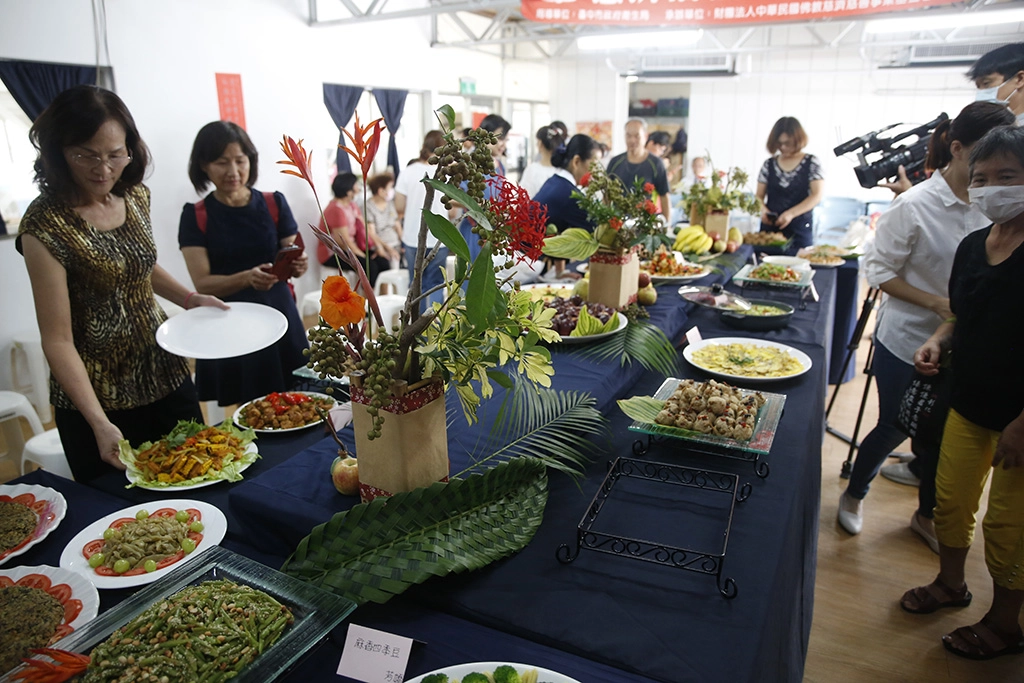 臺中慈濟梧棲環保站「一家之煮」蔬食美味素飄香。