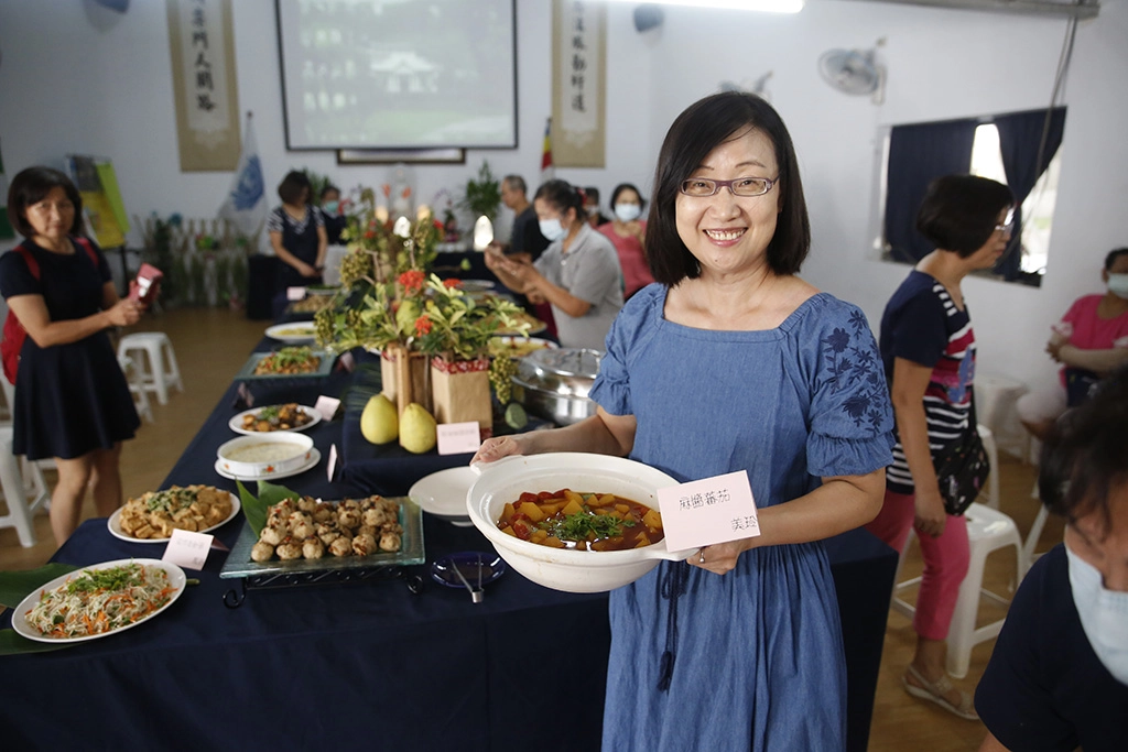 學員邱美玲分享帶動全家茹素的心得。
