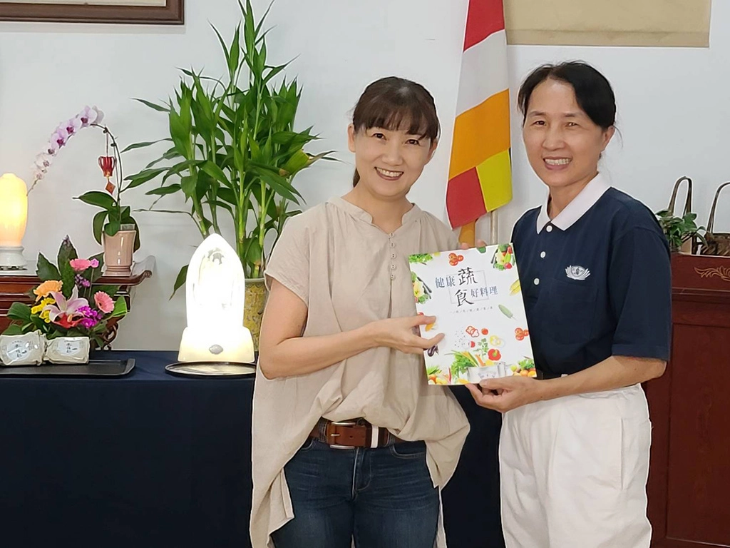 臺中慈濟梧棲環保站「一家之煮」蔬食美味素飄香。