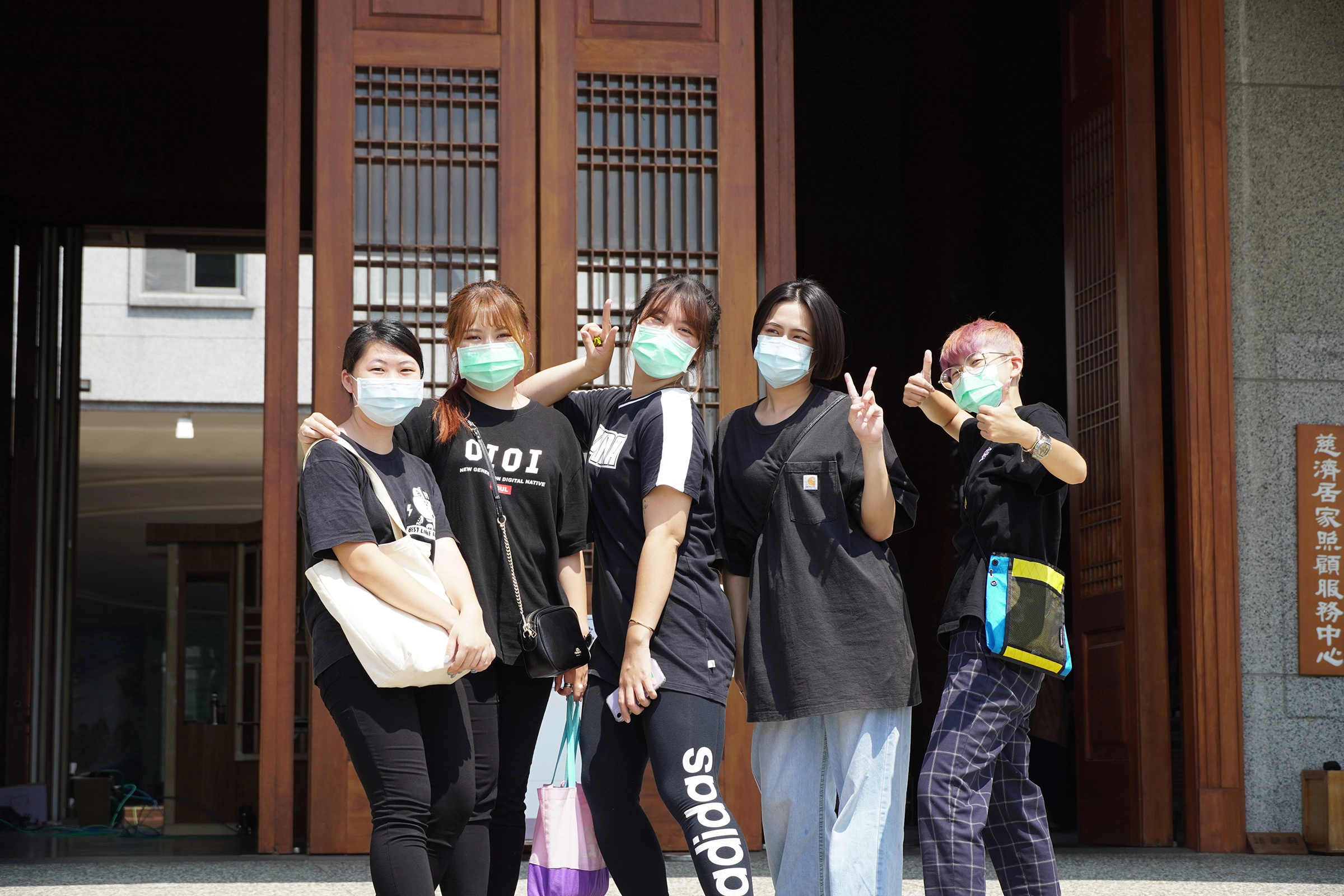 圖說：弘光科大學生組成的檢測小組，充滿細心熱情與活力。