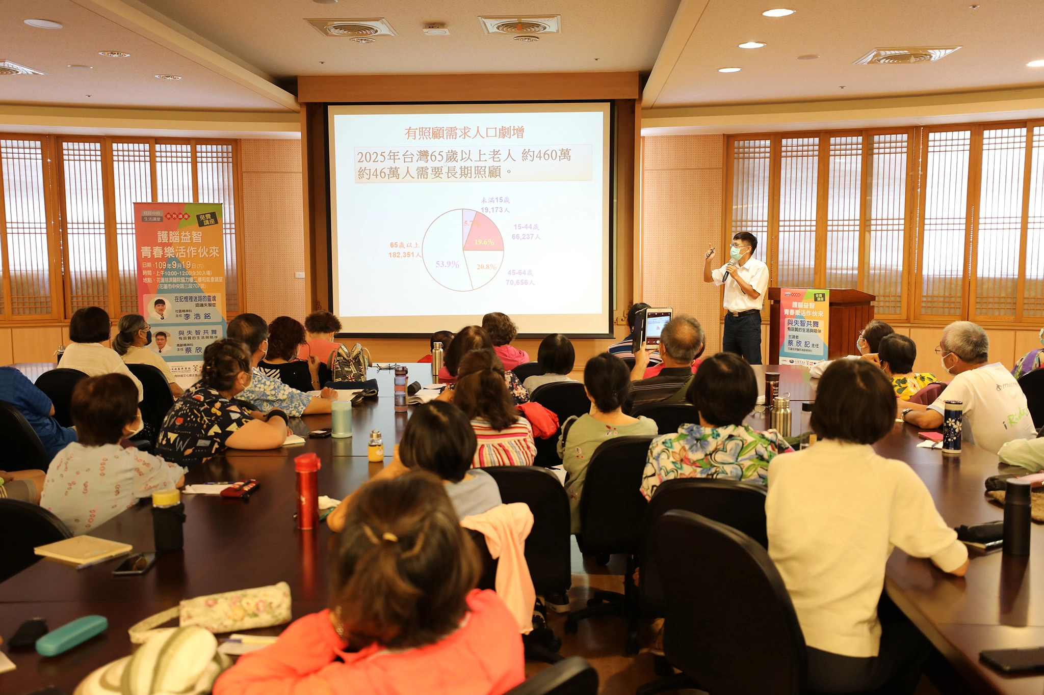 「護腦益智」健康講座獲得很多社區鄉親支持，除了有夫妻同行，也有子女陪伴父母親參加，甚至有孫女陪伴祖母參加。