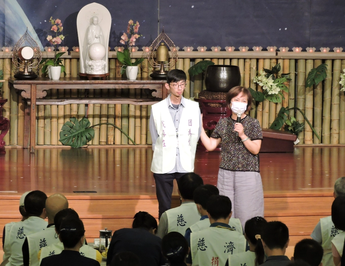 「因為愛、我存在」，造血幹細胞受贈者江翰威在媽媽陪同下一起勇敢站上舞台，大聲感謝所有應邀出席的捐贈者，同時，也以過來人的生命故事大聲疾呼年輕人踴躍加入驗血建檔行列。