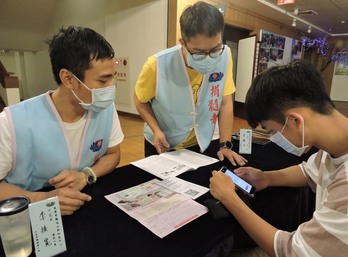 現場也進行驗血建檔宣導，多位捐贈者齊聚一堂投身志工行列，用自己真實捐贈經歷與前來參加建檔的社會大眾分享，甚至為民眾解惑對捐贈的相關疑慮。