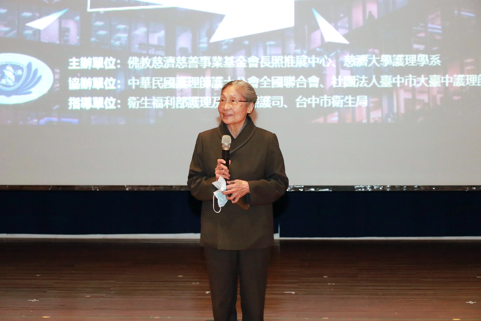 慈濟長照推廣中心召集人林碧玉分享慈濟從1966年開始的濟貧工作就像是現在的長照。