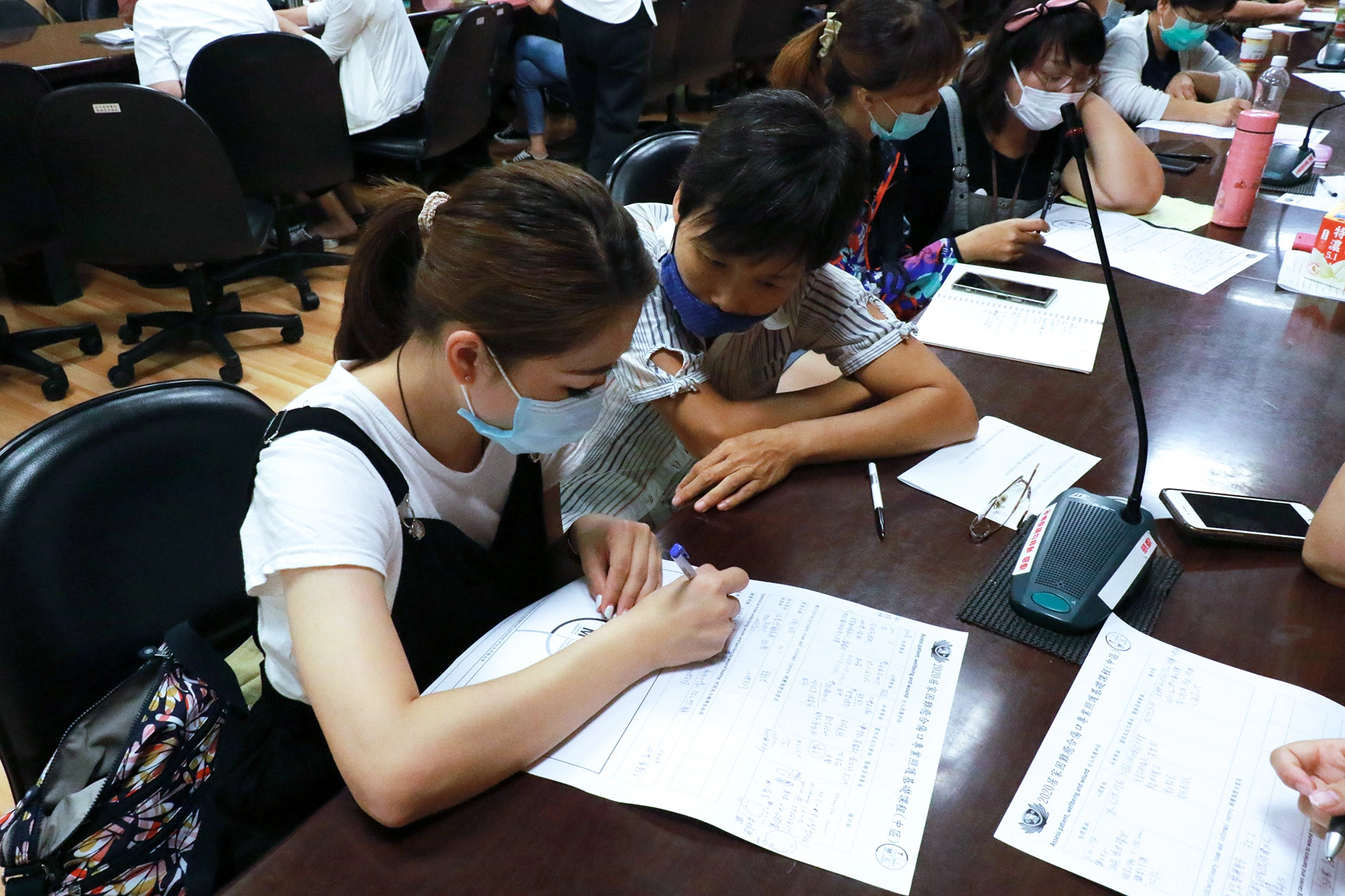 學員兩兩一組依老師提供情境模擬填寫評估表單。