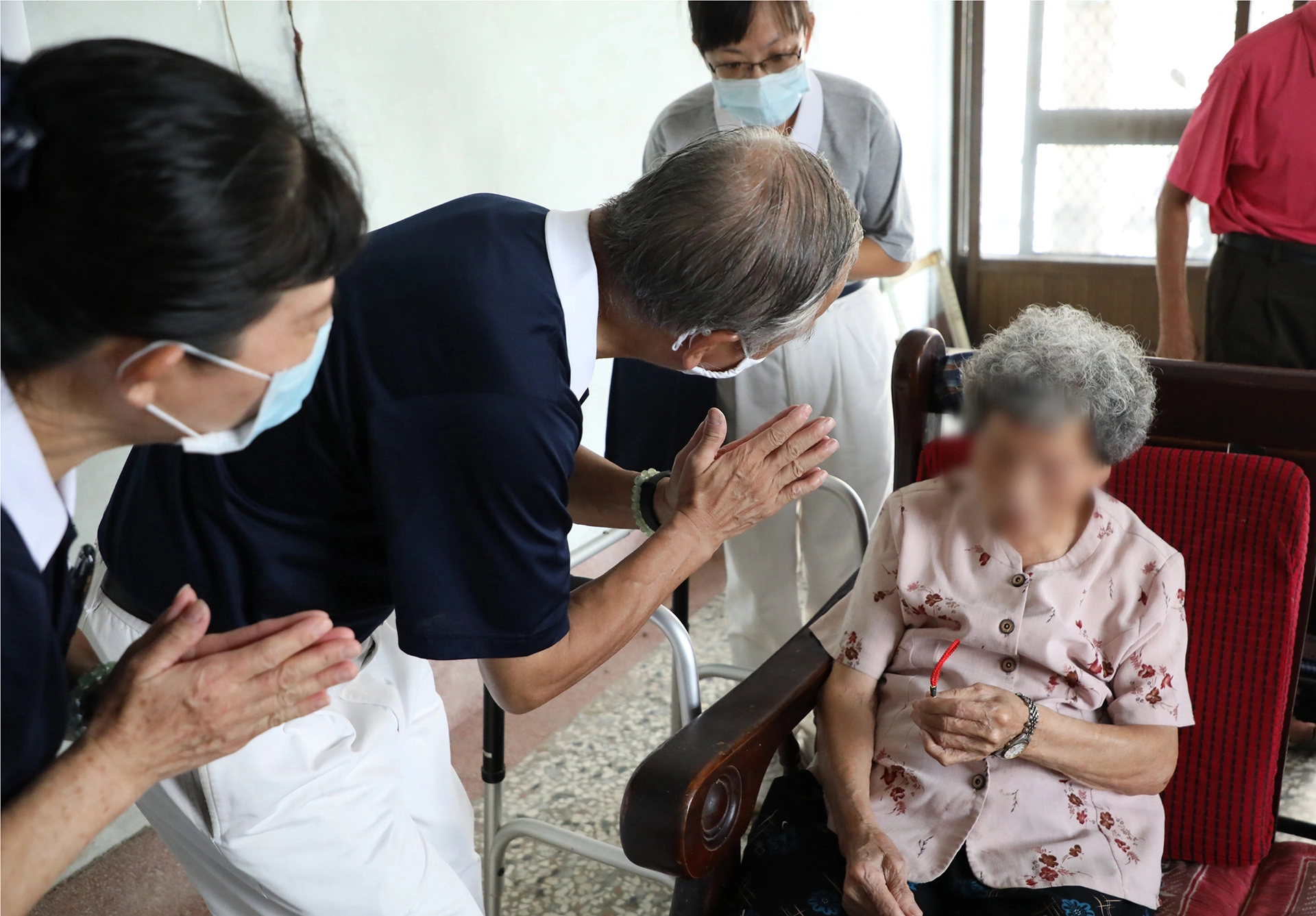 志工祝福90多歲的長者。