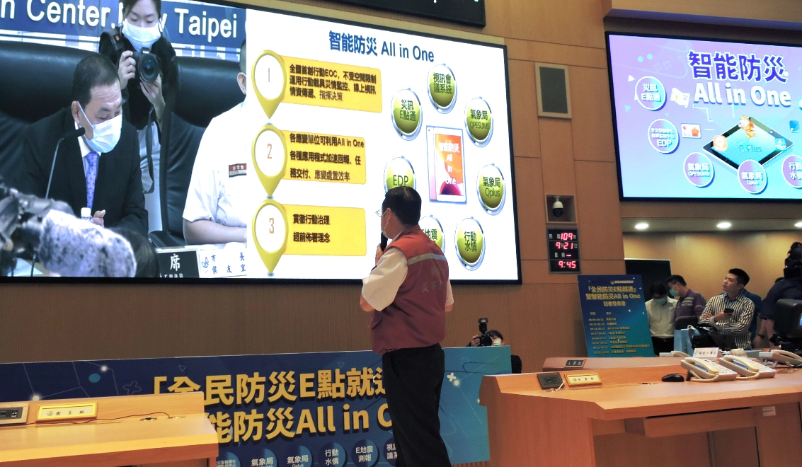 新北市長侯友宜現場透過系統，親自示範操作功能連線與民眾互動，期許應用這項系統可以達到全民智能防災，共創安全城市。