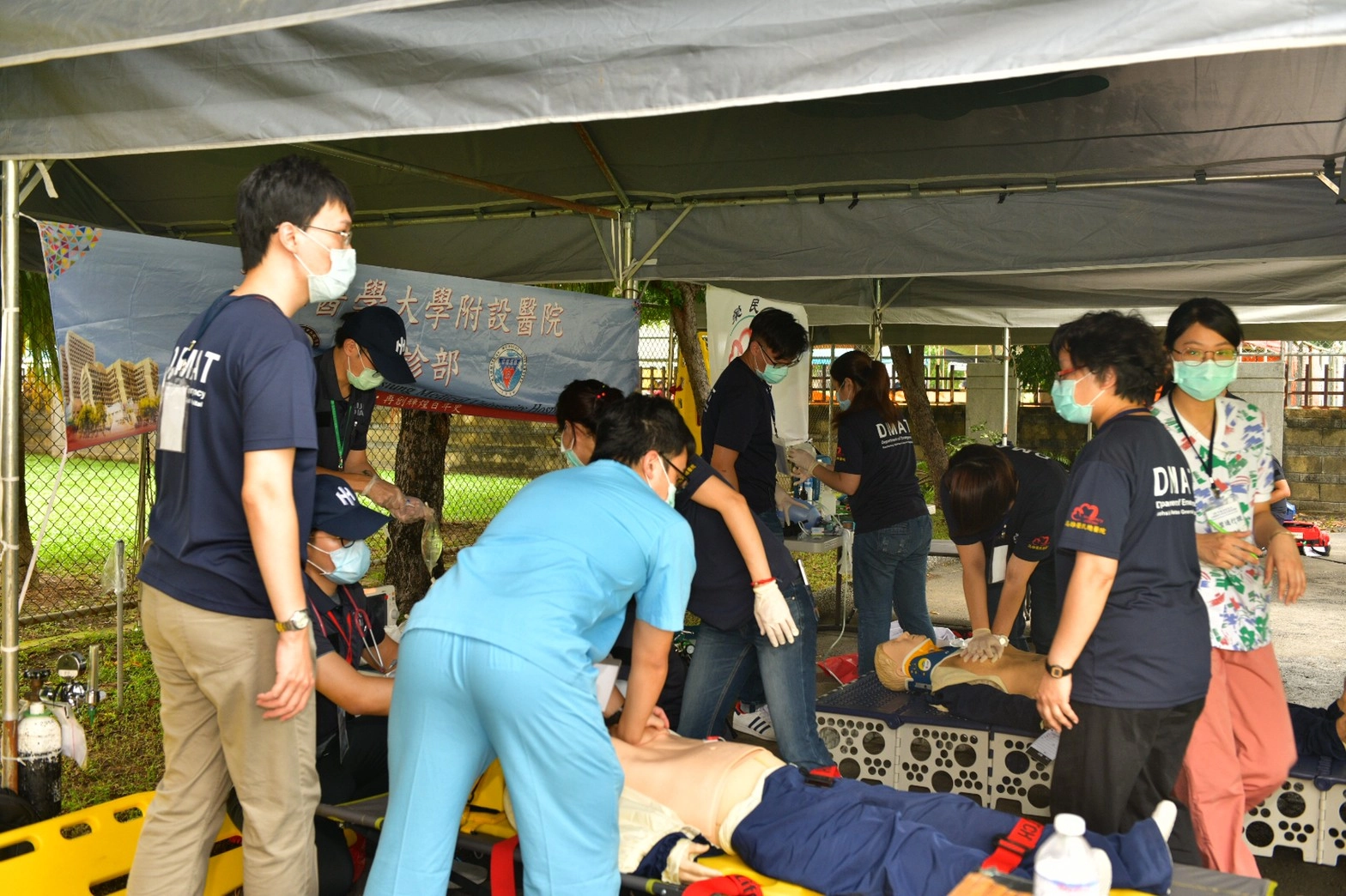 高雄國家防災日演練，圖為醫護救援人員演練搶救傷患畫面。
