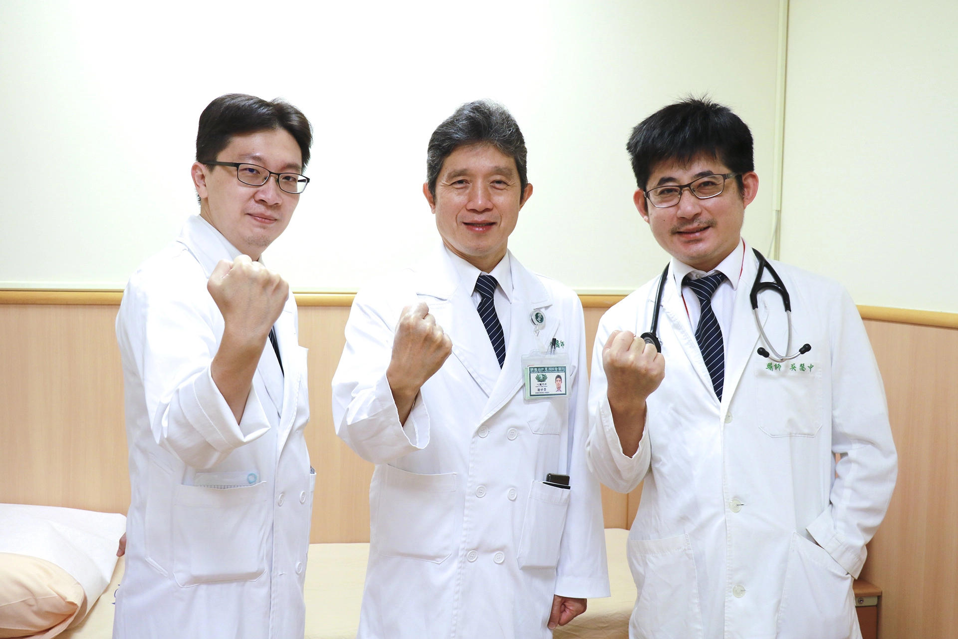 胸腔外科柯志霖（左）、心臟外科主任謝世榮（中）、及醫師吳慧中（右）組成醫療團隊搶救病人。