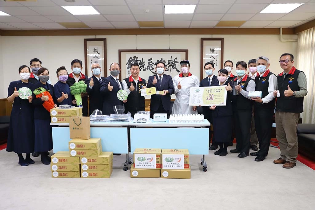 今年4月20日，在包括慈濟基金會、慈濟大學及花蓮地區慈濟志工代表特別前往花蓮縣消防局致贈防疫物資與營養品為花蓮消防同仁打氣。