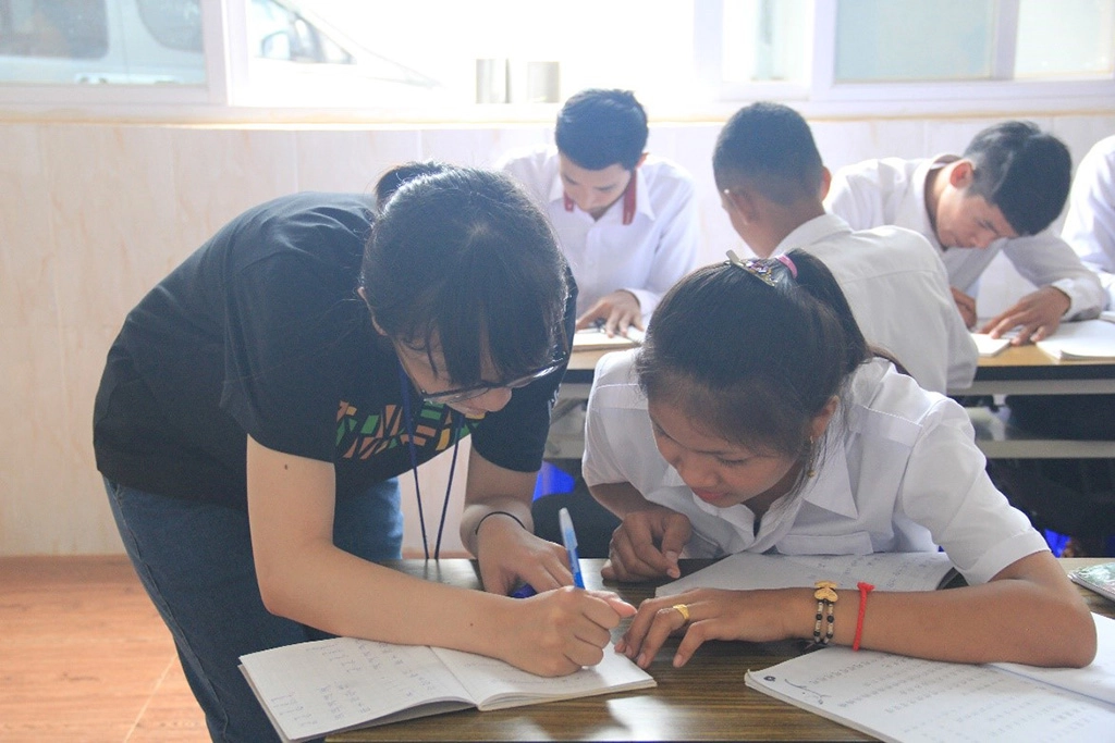 團員過去至柬埔寨教學中文，指導學生注音符號的寫法。
